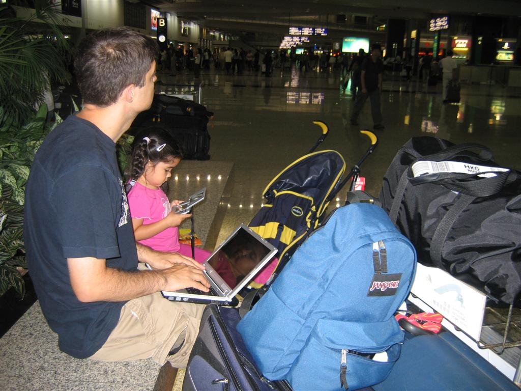 dadandallyarepluggedinattheairport.jpg