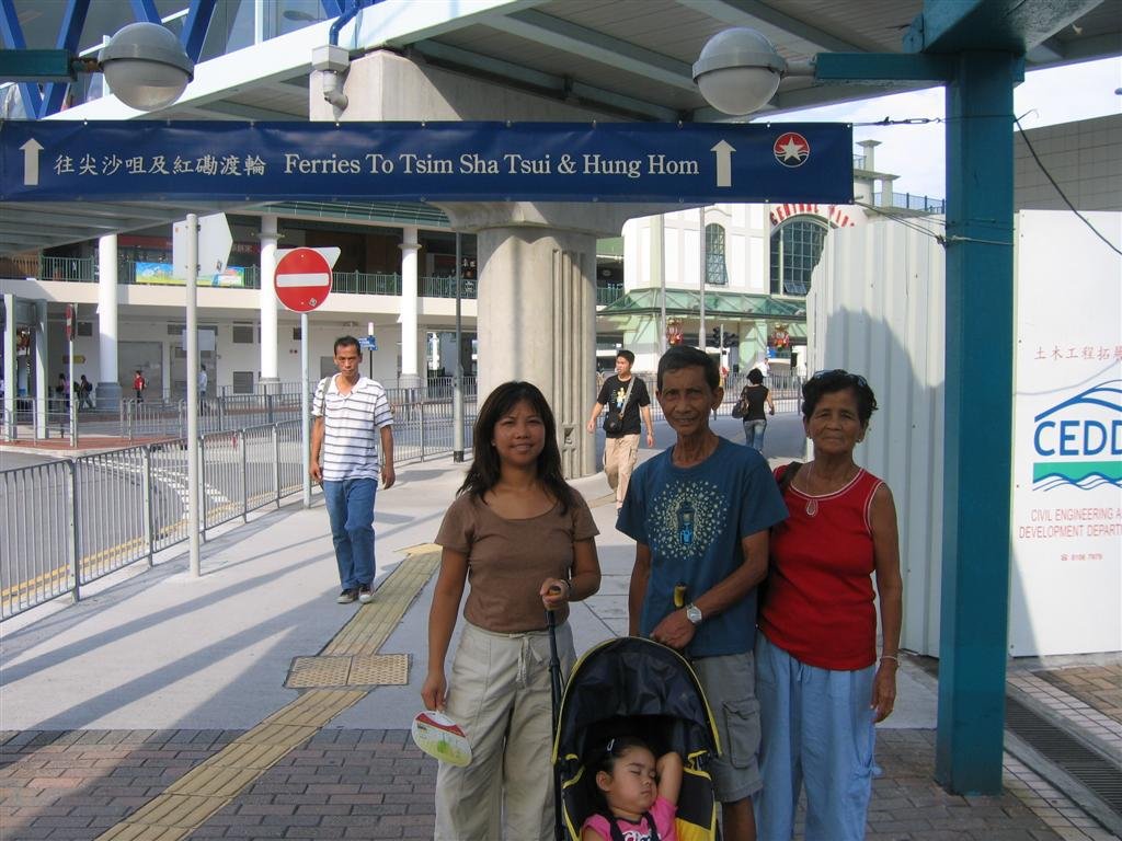 headingtotheferryyoucantakeaferryfromkowloonislandtohongkongislandittakesabout10minuteswhichwasgoodsincetheboatridewasquiterocky.jpg