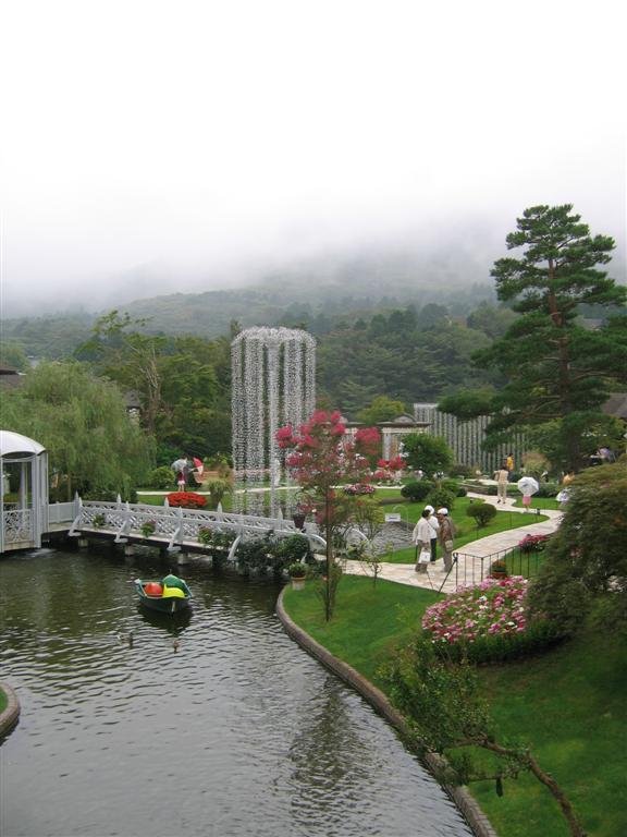 abeautifulviewoftheoutsideoftheglassmuseumgrounds.jpg