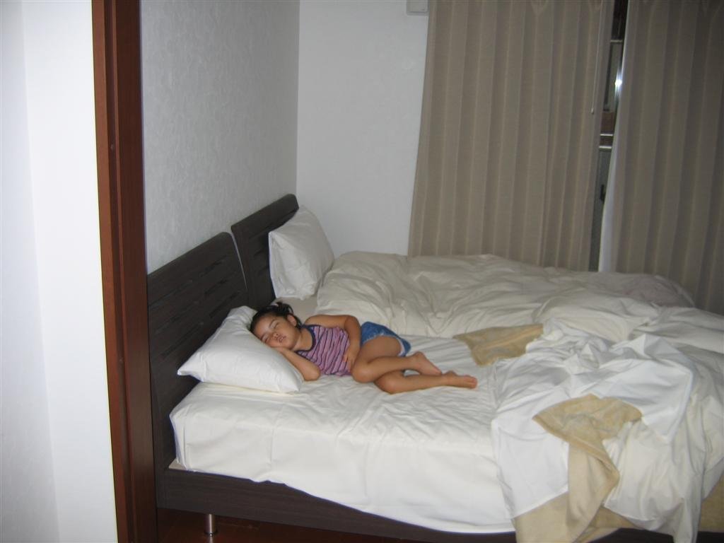 allysleepsonthebedsincesheisonhawaiiantimestill.jpg