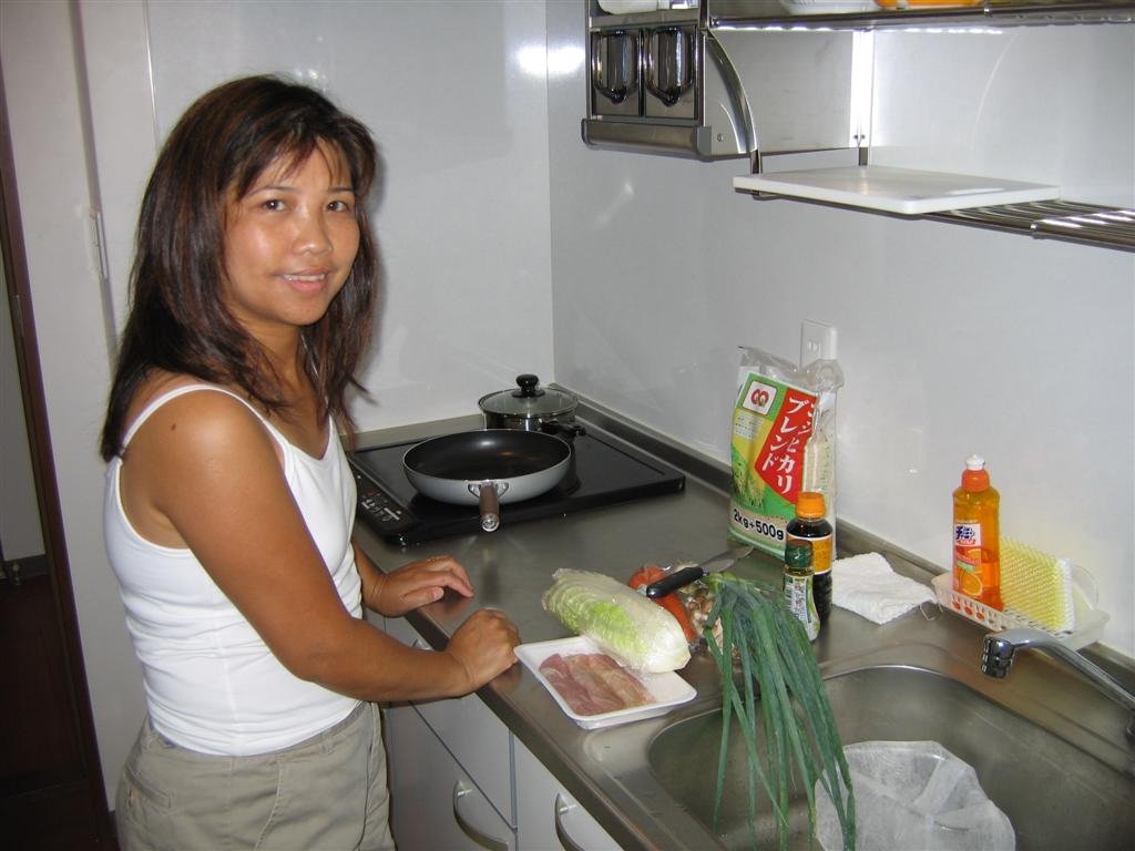 wefounda99yenstorewherenearlyeverythingisonedollarwegotsomeingredientsandhelensetouttomakedinner.jpg