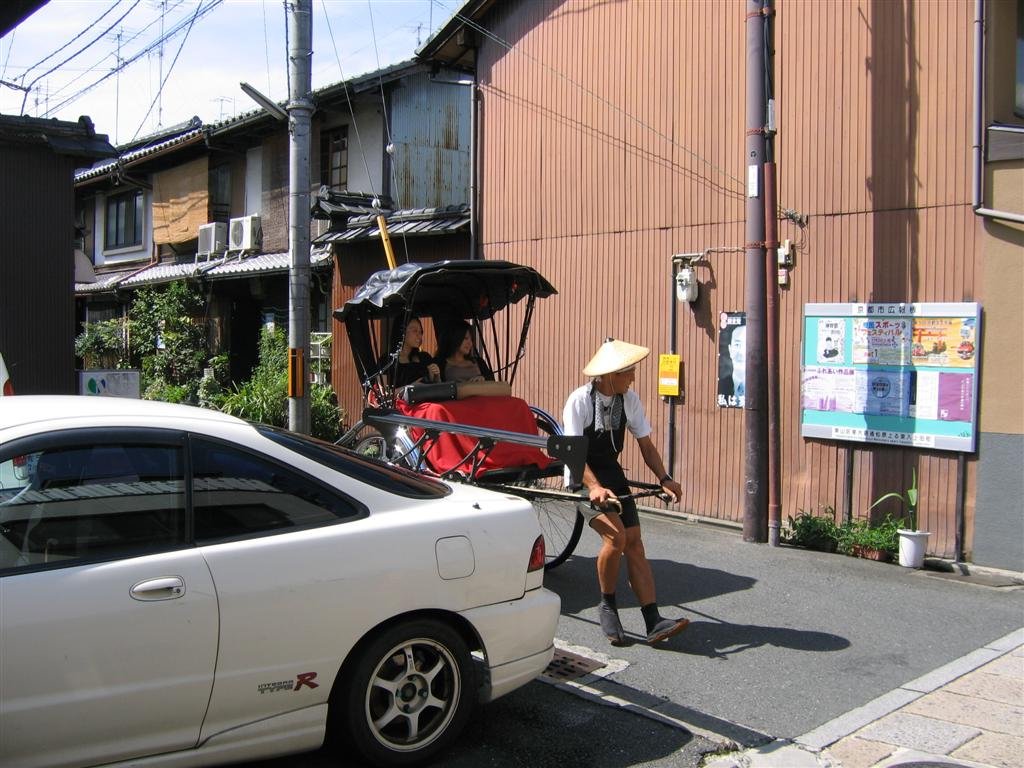 ajapanesejinrikshaapparentlyyoucangetaridearoundthetemplearea.jpg