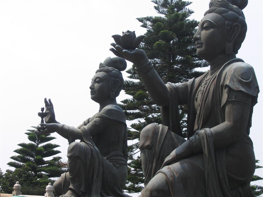 atthetopofthestairsthereareseveralsmallerstatues.jpg