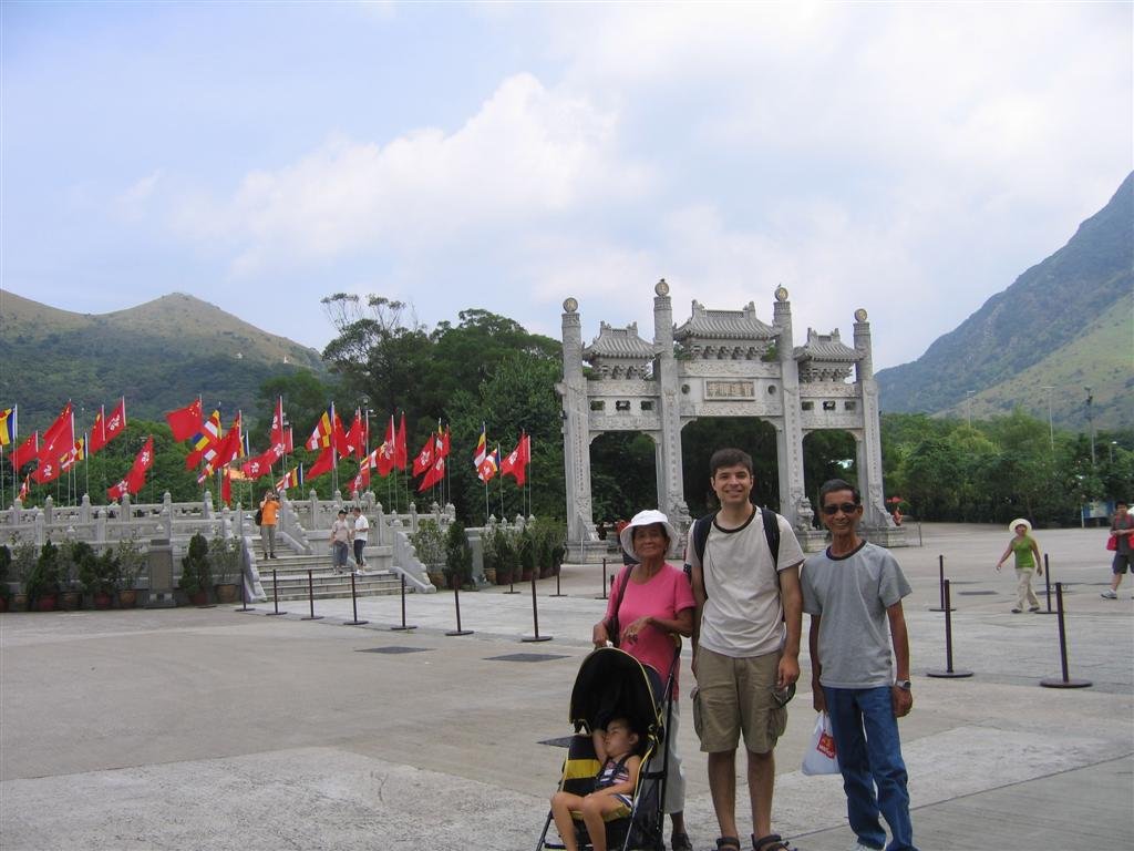 groupphotoinfrontofthegate.jpg