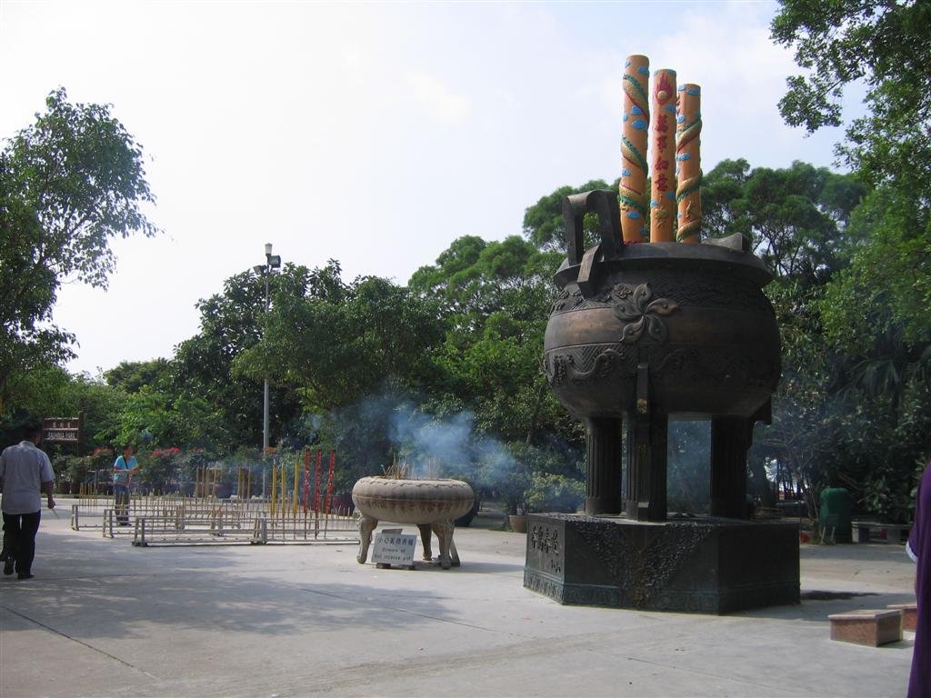 lotsofincenseitsmellsgoodithink.jpg