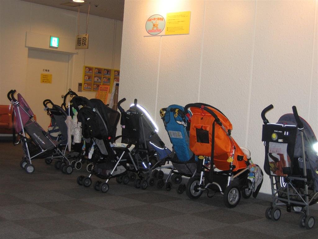 helennoticedthattherewerealotoftopqualitystrollersofthemaclarenbrandeg500strollers.jpg