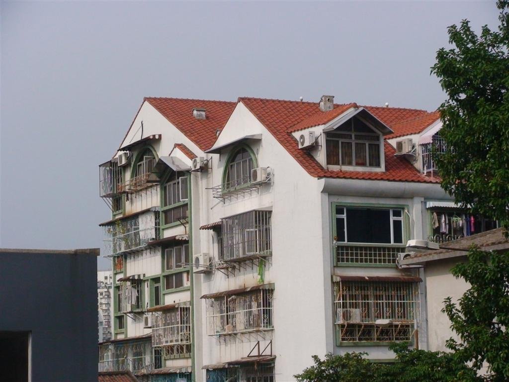 awhitebuilding.jpg