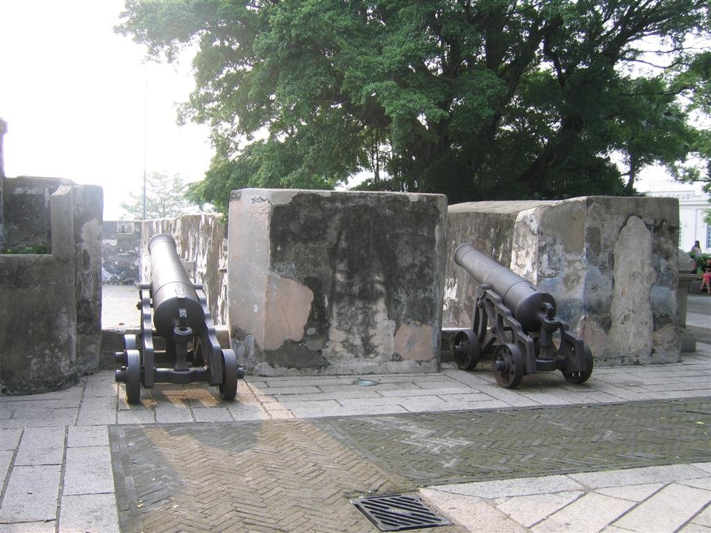 cannonsatthetopofthemacaufortress.jpg