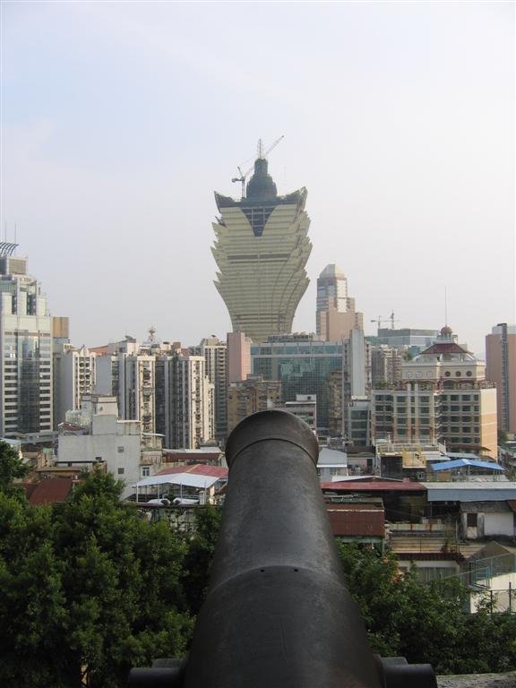 thiscannonissettodestroythecasinointheeventthatitgetstakenover.jpg